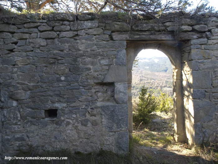 INTERIOR DEL MURO SUR, CON LA PUERTA DE ACCESO